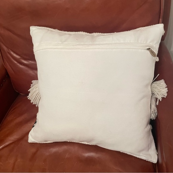 GRANDINROAD Decorative Pillows
Kilim Indoor Throw Pillows 18” x 18” - Picture 6 of 9